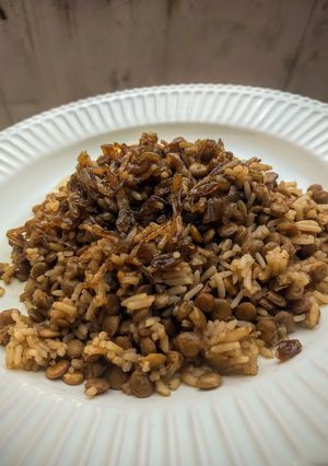 Foto de Mjadra com cebola caramelizada