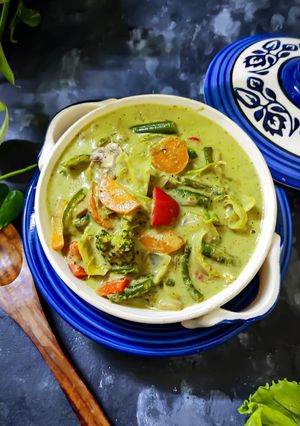 A picture of Thai Green Curry.