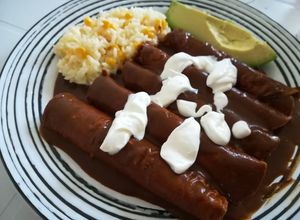 Una foto de Taquitos de pollo 🐔(En Mole)