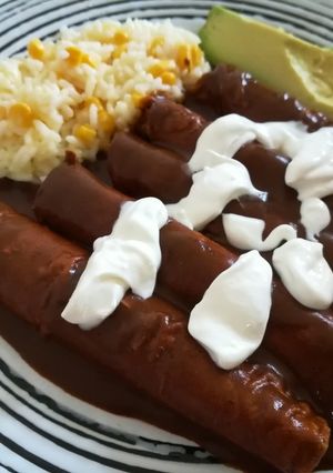 Una foto de Taquitos de pollo 🐔(En Mole)