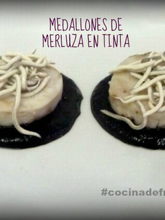 Una foto de Medallones de merluza con tinta