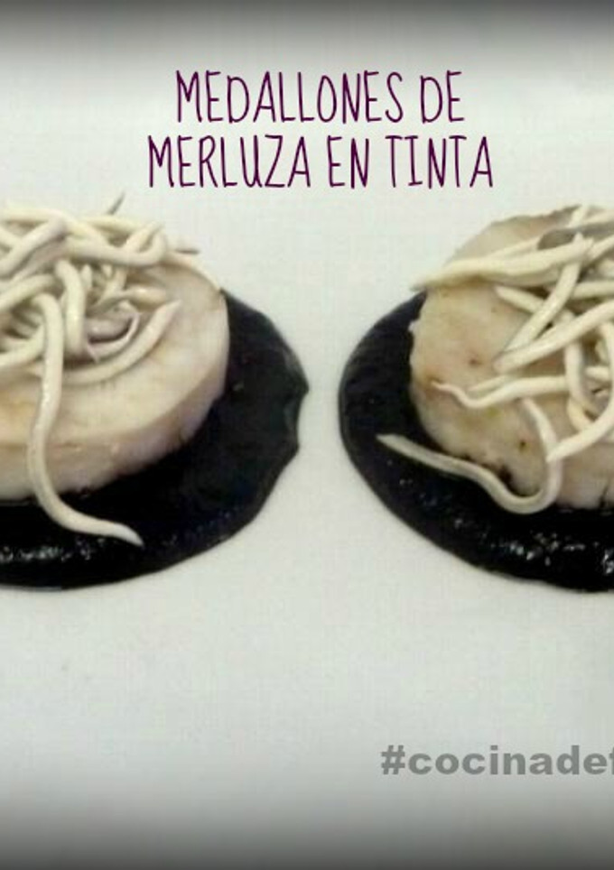 Una foto de Medallones de merluza con tinta