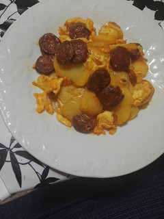 Una foto de Revuelto de patatas con chorizo