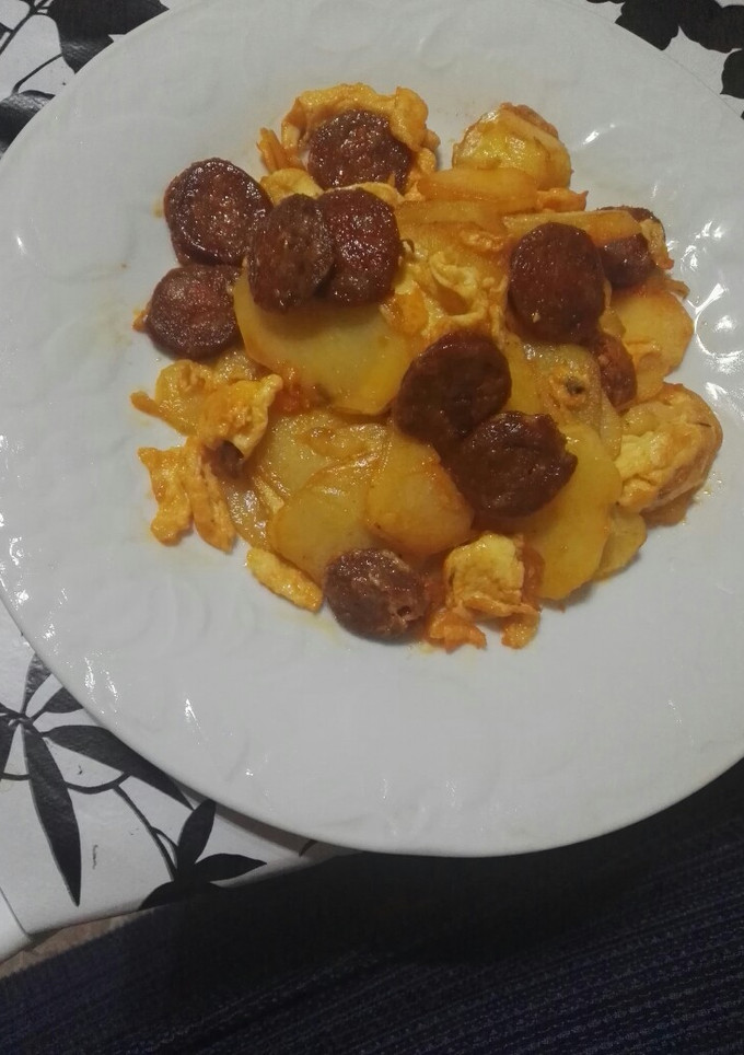 Una foto de Revuelto de patatas con chorizo
