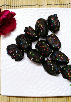 आलमंड स्टफ्ड डेट्स कवर्ड विथ चॉकलेट रेसिपी मुख्य फोटो