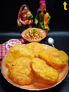 আলু পুরি ও কাবুলি ছোলার ঘুগনি(aloo puri o kabuli cholar ghugni recipe in Bengali) রেসিপির প্রধান ছবি