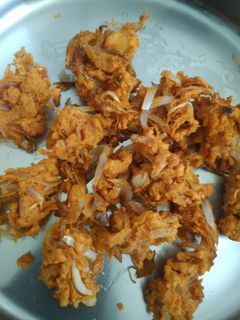 வெங்காய பக்கோடா (venkaaya pakoda recipe in tamil) செய்முறை முக்கிய புகைப்படம்