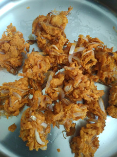 வெங்காய பக்கோடா (venkaaya pakoda recipe in tamil) செய்முறை முக்கிய புகைப்படம்