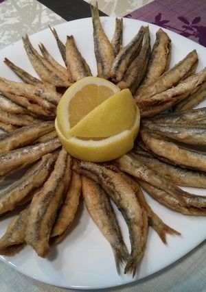 Una foto de 🐟 Boquerones fritos jugosos y crujientes