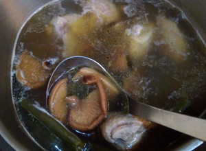 剝皮辣椒香菇雞湯（家常好湯）（低醣生酮餐）（月底省錢料理） 的食譜成品照片