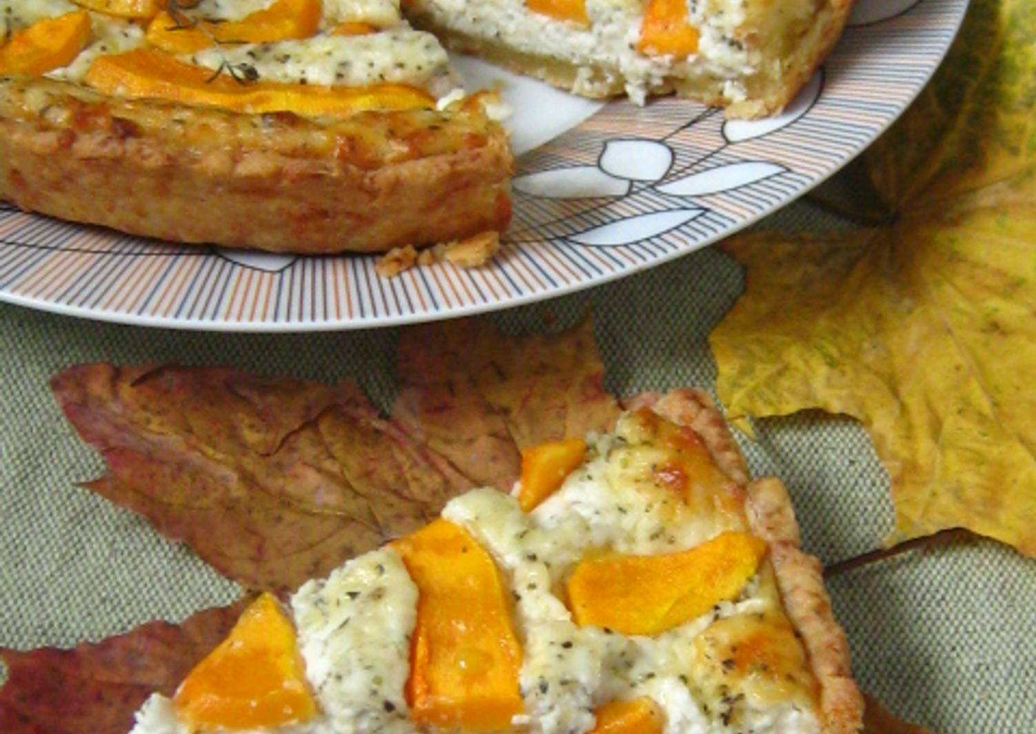 Пирог тыква сыр. Запеченная тыква с сыром. Пирог с тыквой. Пирог с тыквой сырой. Киш с сыром.