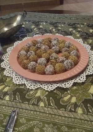 صورة لوصفة كرات التمر المغطاة بجوز هند وسمسم😋😋