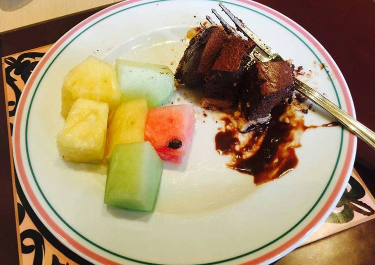 Chocolate cake with fruits