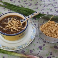 A picture of Chinese restaurant style spicy veg manchow soup.