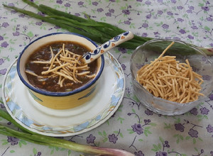 A picture of Chinese restaurant style spicy veg manchow soup.