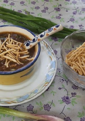 A picture of Chinese restaurant style spicy veg manchow soup.
