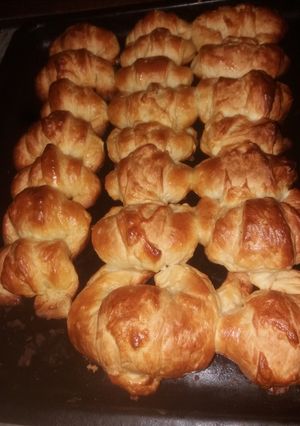Una foto de Medialunas de manteca hojaldradas🥐