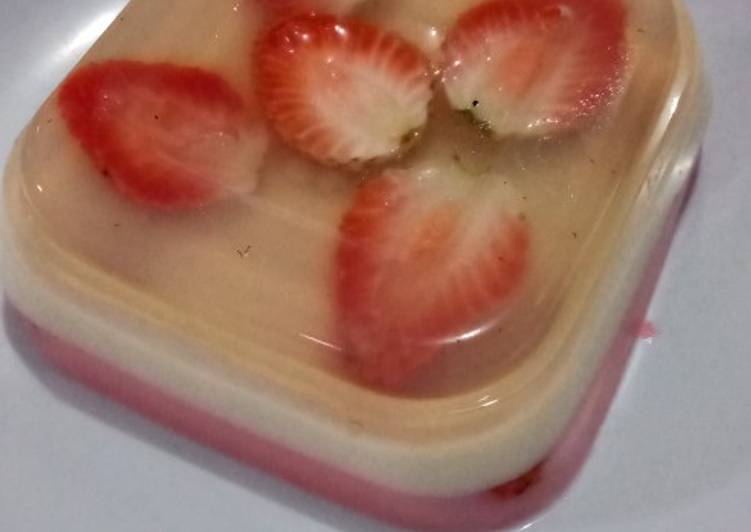 makanan Pudding Susu Strawberry yang merasakan kenyamanan