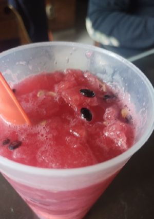 Una foto de Refresco de patilla 🍉con Kola Román 🥤