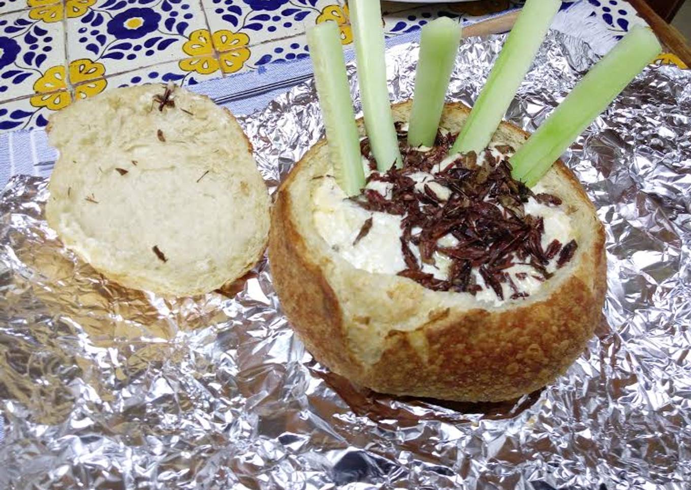 Fondue de Quesos Mixtos en Pan Campero con Chapulines