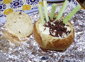 Una foto de Fondue de Quesos Mixtos en Pan Campero con Chapulines