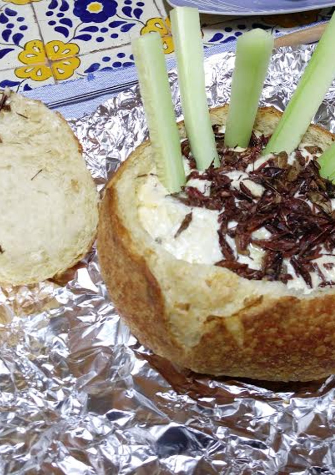 Una foto de Fondue de Quesos Mixtos en Pan Campero con Chapulines