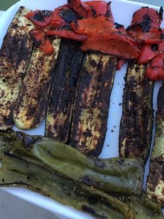 Une photo de Poivrons bicolores et courgettes aux herbes de Provence (grillés à la plancha)