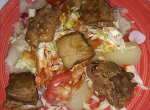Una foto de Yuca con costilla de cerdo en olla de cocimiento lento