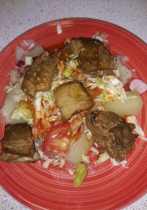 Una foto de Yuca con costilla de cerdo en olla de cocimiento lento