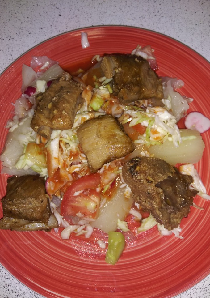 Una foto de Yuca con costilla de cerdo en olla de cocimiento lento