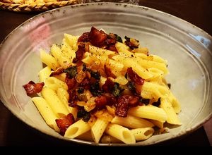 Foto principal de Pasta con Salvia, bacon, cebolla & mantequilla y un toque de pimienta molida 😋