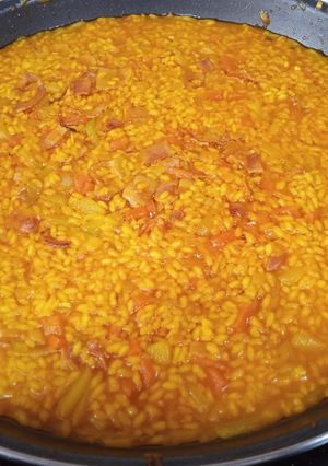 Una foto de Arroz con verduras y bacon