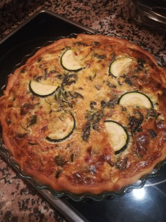 Una foto de Quiche de calabacín, puerros y jamón