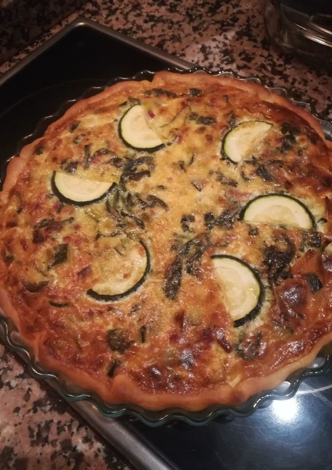 Una foto de Quiche de calabacín, puerros y jamón