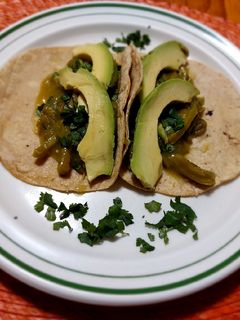 Una foto de Tacos de nopales en salsa verde