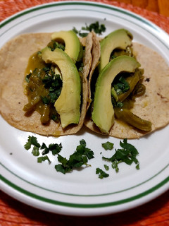 Una foto de Tacos de nopales en salsa verde