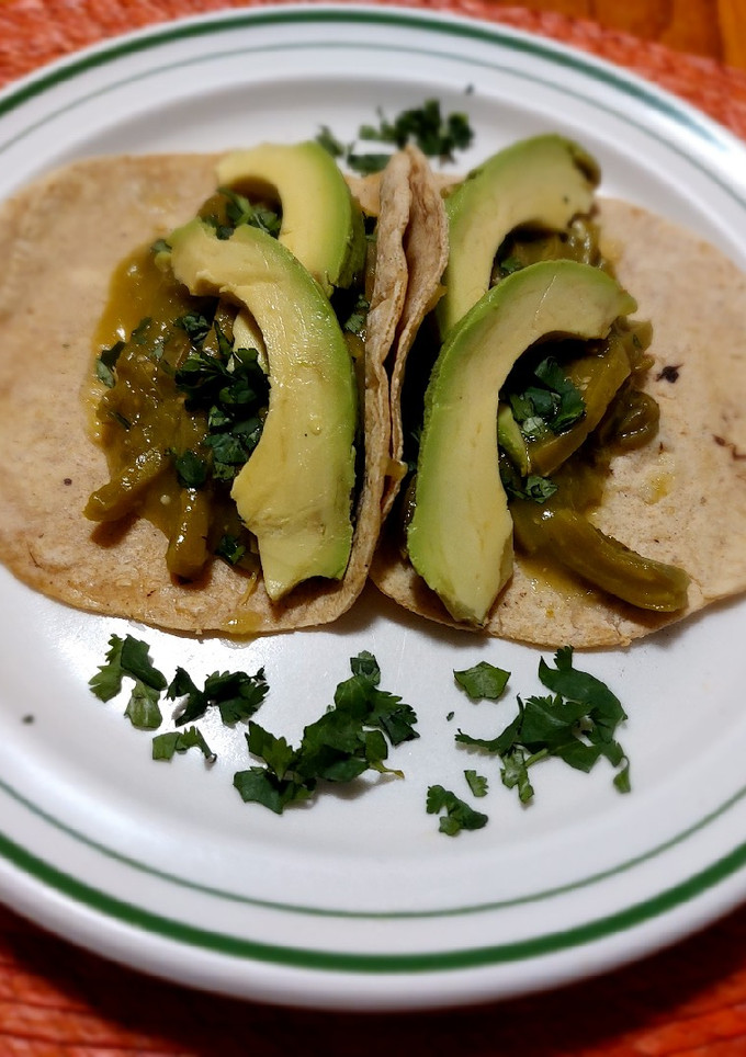 Una foto de Tacos de nopales en salsa verde