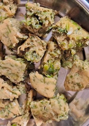 કોથમર ની ઢોકળી (Kothmir Dhokli Recipe In Gujarati) રેસીપી મુખ્ય ફોટો