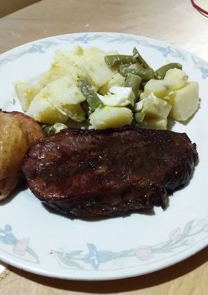 Una foto de Bife americano y pollo con ensalada de Papa huevo y chaucha