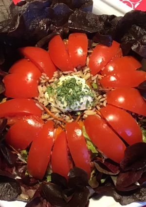 Une photo de Salade composée feuille de chêne tomates riz et carottes cœur de mozzarella