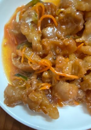 Hình của món Thịt chiên tẩm bột sốt chua ngọt.