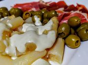 Una foto de jamon serrano y aceitunas