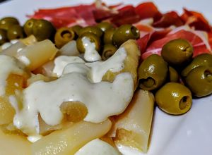 Una foto de ESPÁRRAGOS Con Salsa Tártara, Aceitunas y Jamón🥩 Serrano...!