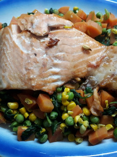 Una foto de Salmón con vegetales