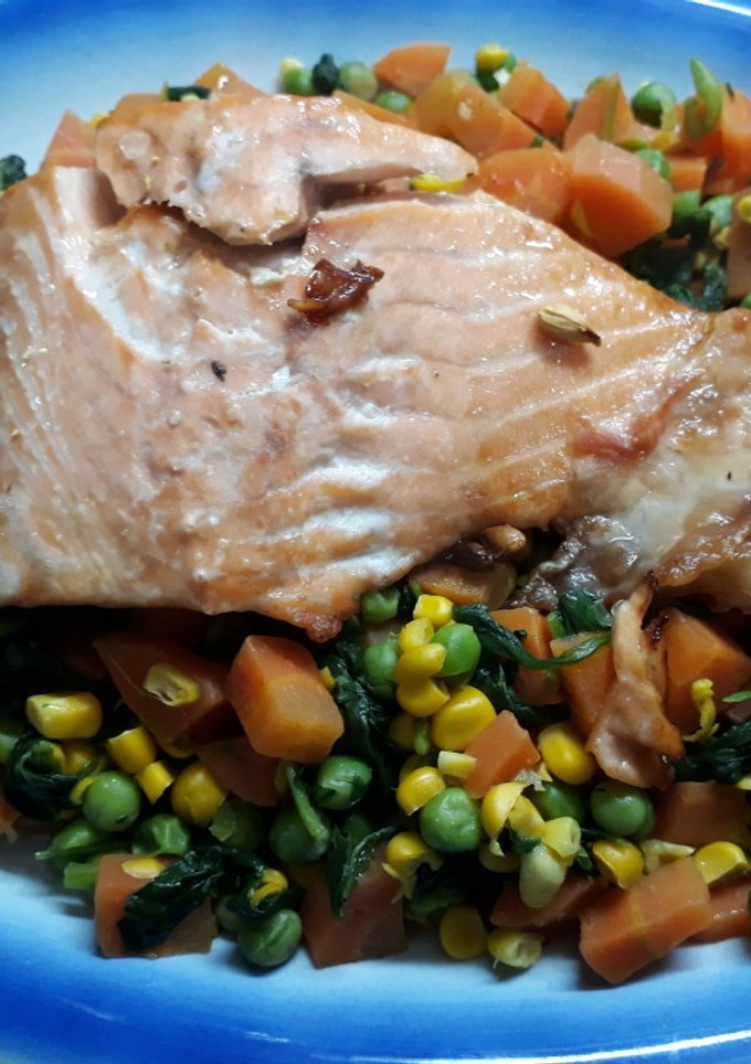 Una foto de Salmón con vegetales
