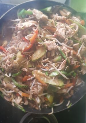 Una foto de Fideo con pollito salteado