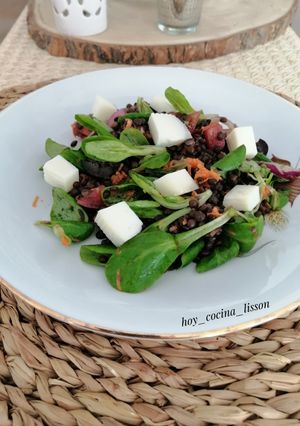 Una foto de Ensalada de lentejas beluga