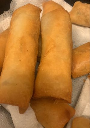 A picture of Lumpia goreng.