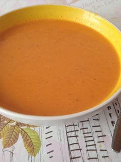 Una foto de Crema de tomate y zanahoria asados