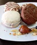 Alfajores de coco de dulce de leche y chocolates